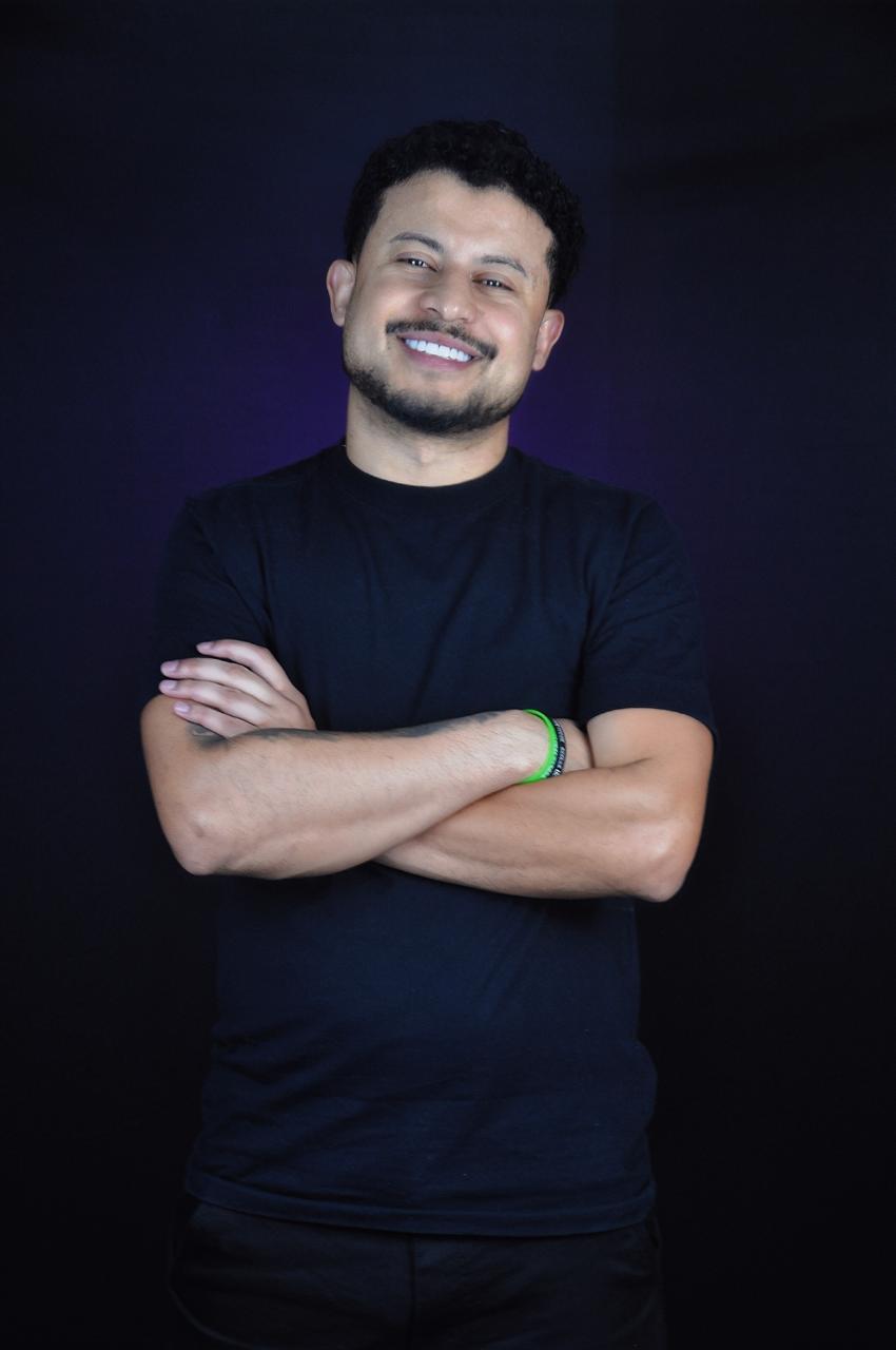 Jhulyo Peres sorrindo em retrato profissional