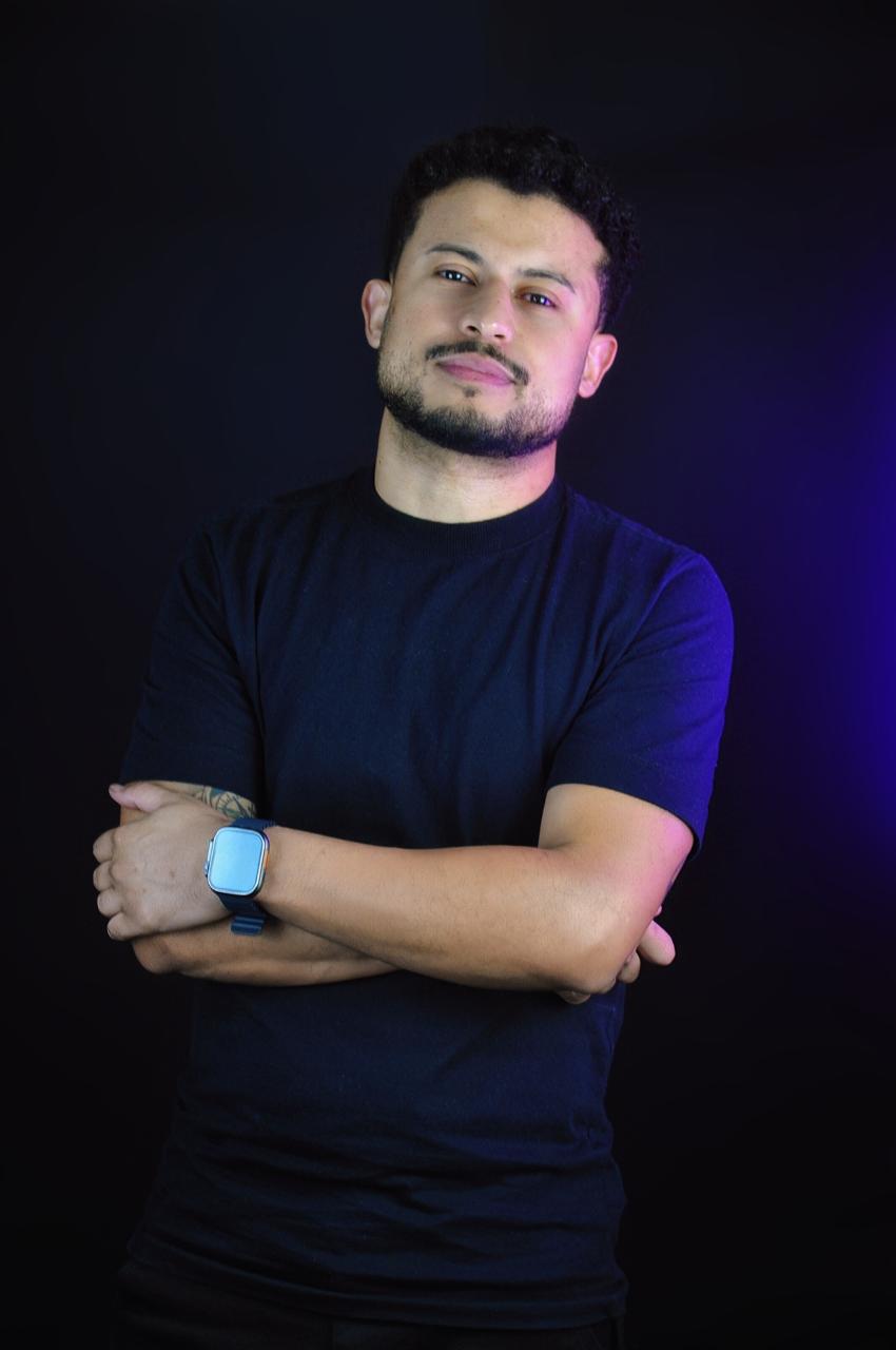 Jhulyo Peres em pose profissional